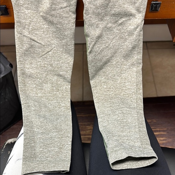 Gray gymshark leggings - Picture 2 of 3